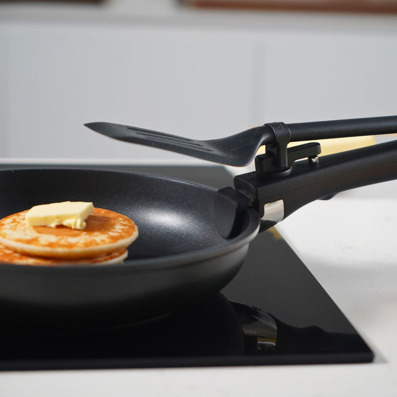 CuliStack Bratpfanne mit abnehmbarem Griff auf Induktionskochfeld mit frischen Pfannkuchen und einem Stück Butter