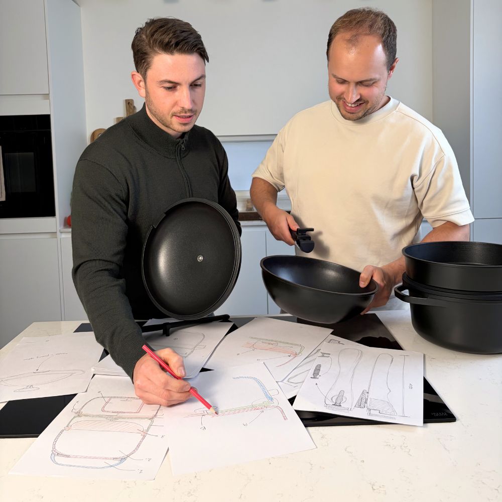 Olliver und Steven, Gründer von CuliStack, mit dem stapelbaren Pfannenset